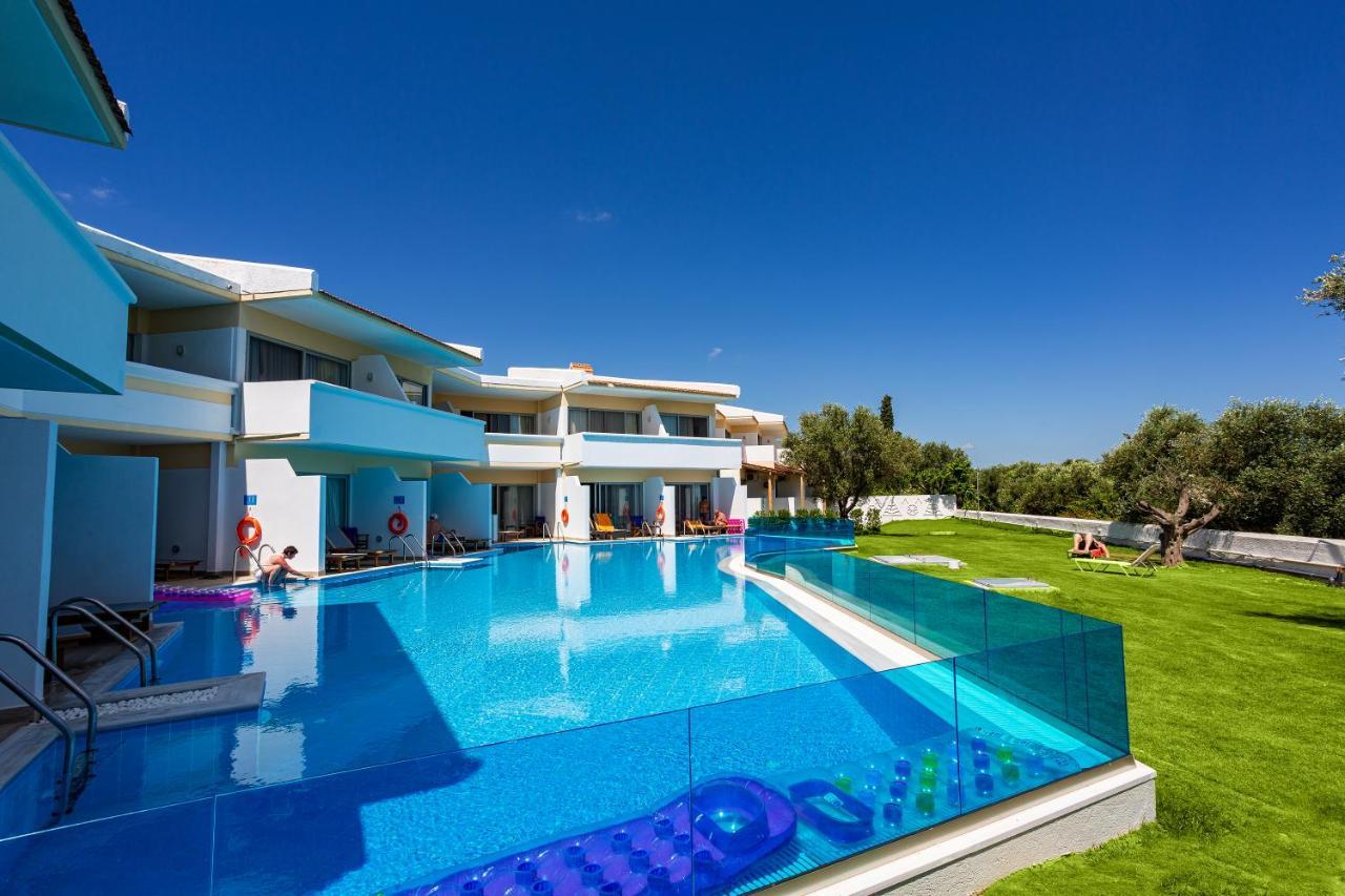 Deluxe Suite Swim-Up