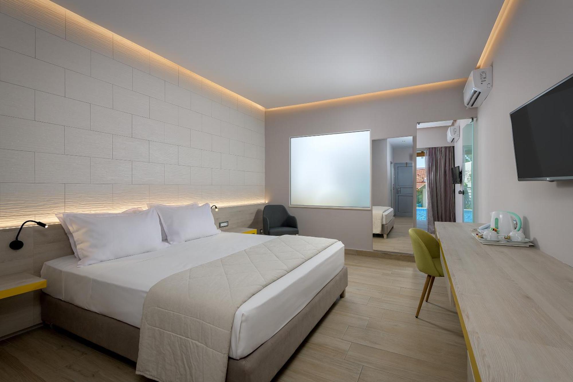 Deluxe Suite Swim-Up