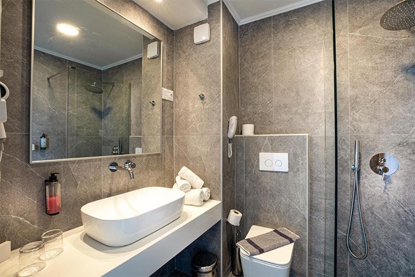 Deluxe Suite Swim-Up